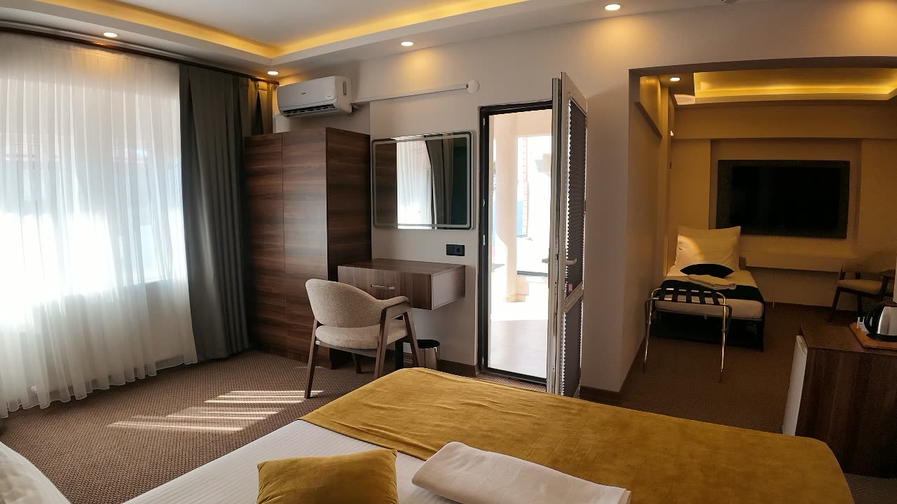 Aile Odası — balkon ve tek yataklı bölüm