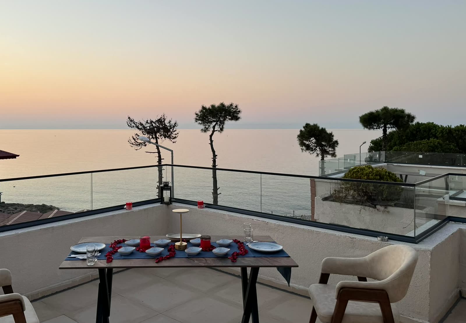 Gün batımında Via Otel ve Karadeniz
