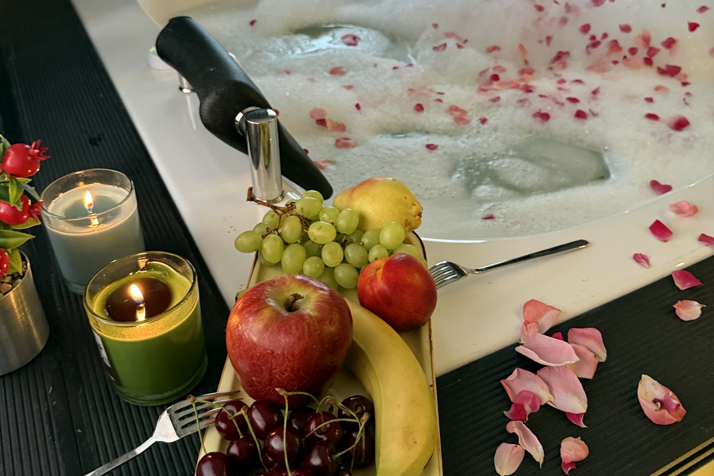 Jakuzi suitte özel gün hazırlığı: meyve, mum ve gül yaprakları