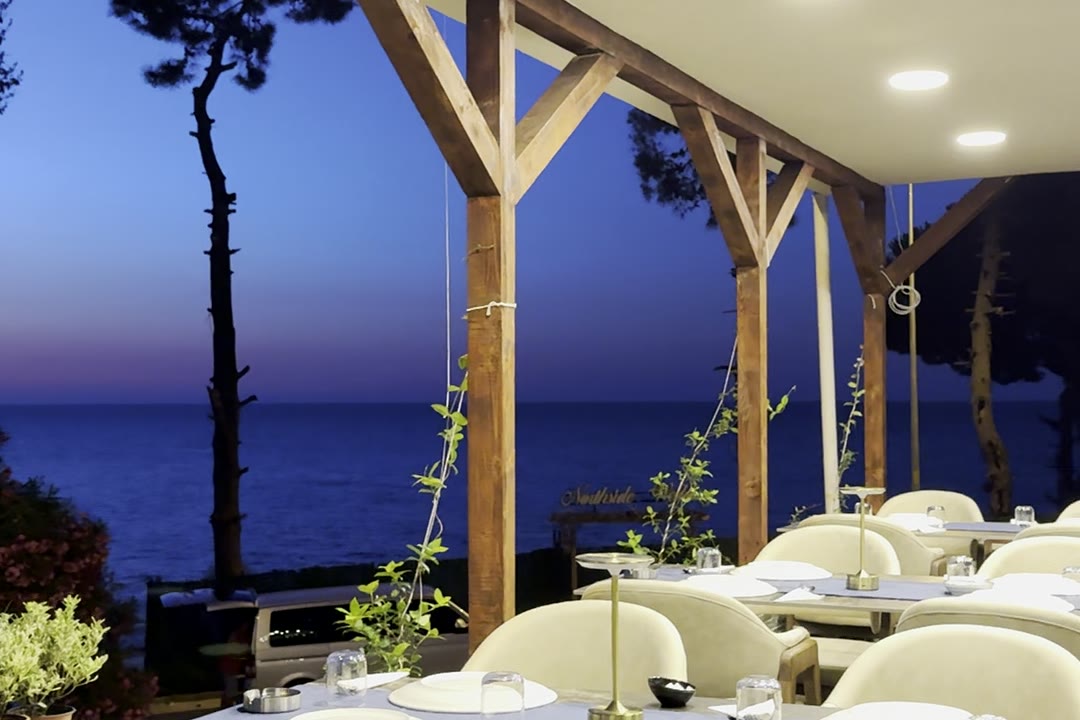 Akşam restoranımız — masalar, pergola ve Karadeniz