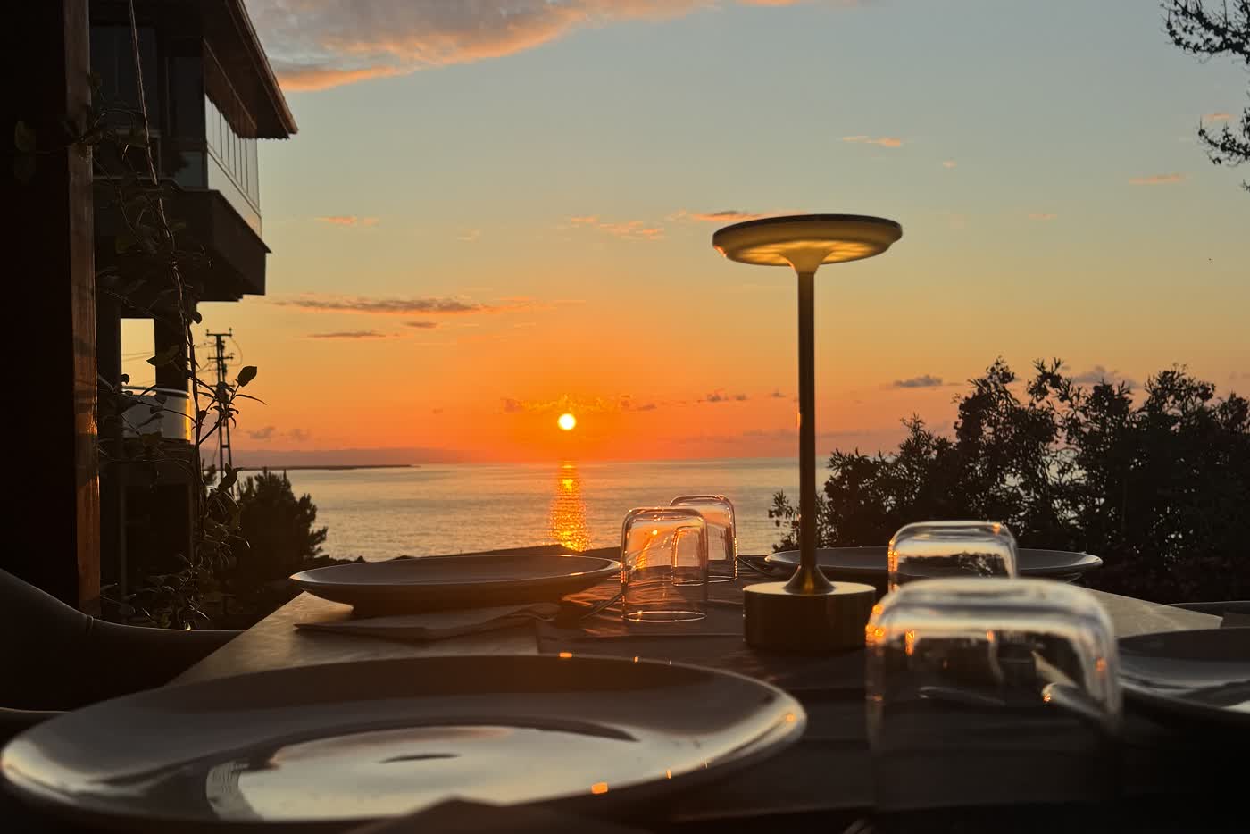 Gün batımında deniz manzaralı restoranımız